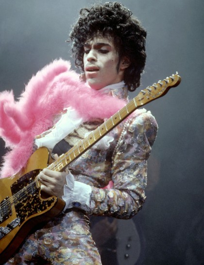 essencecom-prince-during-a-performance-circa-1970_420x545_96